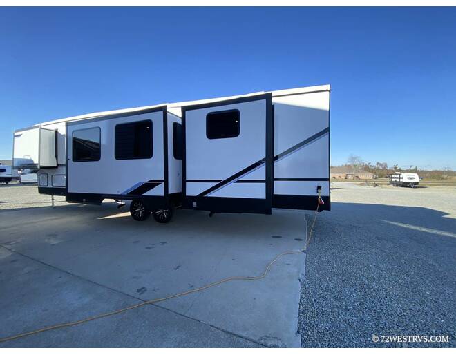 2024 Wildcat One 39QB Fifth Wheel at 72 West Motors and RVs STOCK# 004785 Photo 5