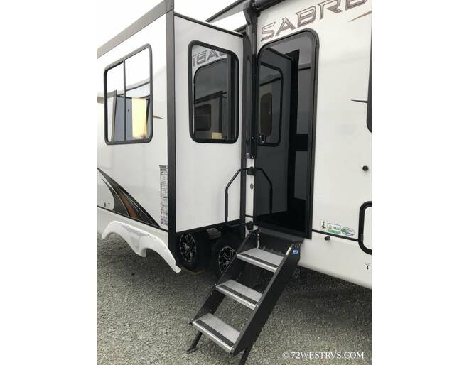 2024 Sabre 26BBR Fifth Wheel at 72 West Motors and RVs STOCK# 113992 Photo 5