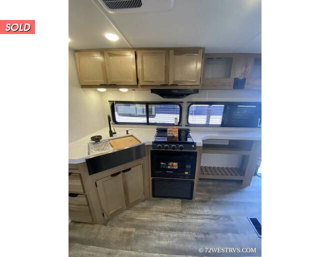 2024 Cherokee Wolf Den 282DS Travel Trailer at 72 West Motors and RVs STOCK# 162876 Photo 10