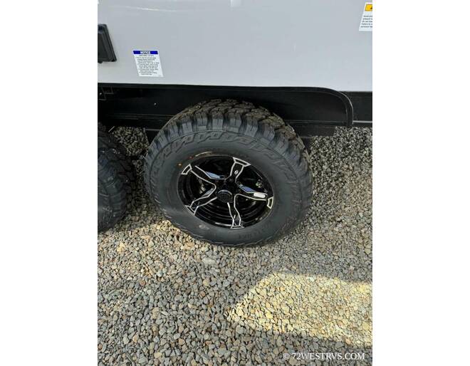 2024 Cherokee Grey Wolf 18RRBL Black Label Travel Trailer at 72 West Motors and RVs STOCK# 034097 Photo 4