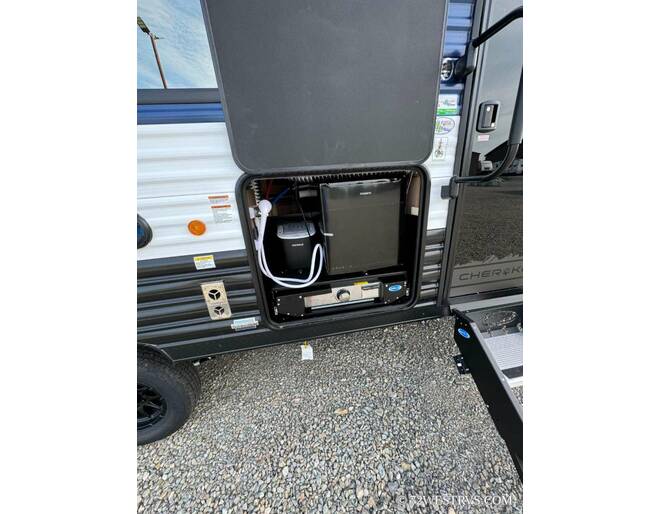 2025 Cherokee Grey Wolf 26DBH Travel Trailer at 72 West Motors and RVs STOCK# 091293 Photo 4