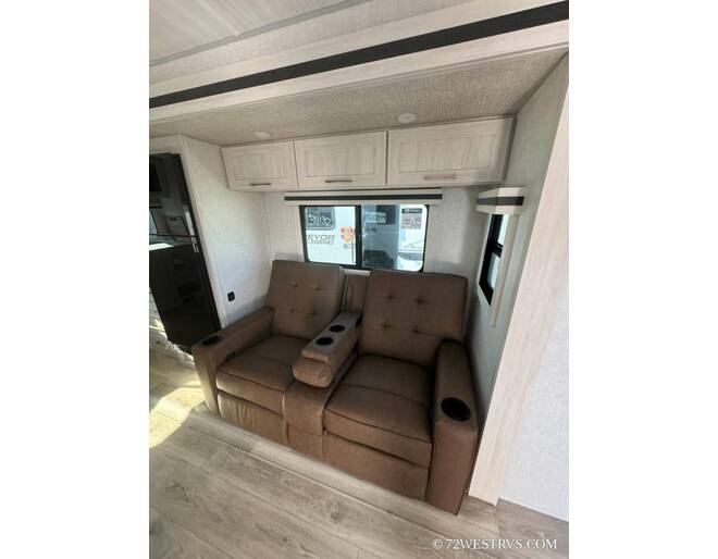 2025 Surveyor Legend 204MKLE Travel Trailer at 72 West Motors and RVs STOCK# 049318 Photo 8