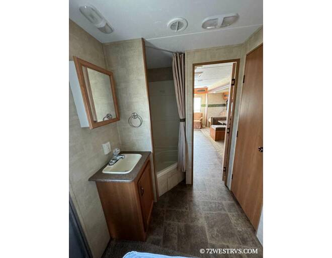 2011 Keystone Hideout 26RLS Travel Trailer at 72 West Motors and RVs STOCK# 202124U Photo 13